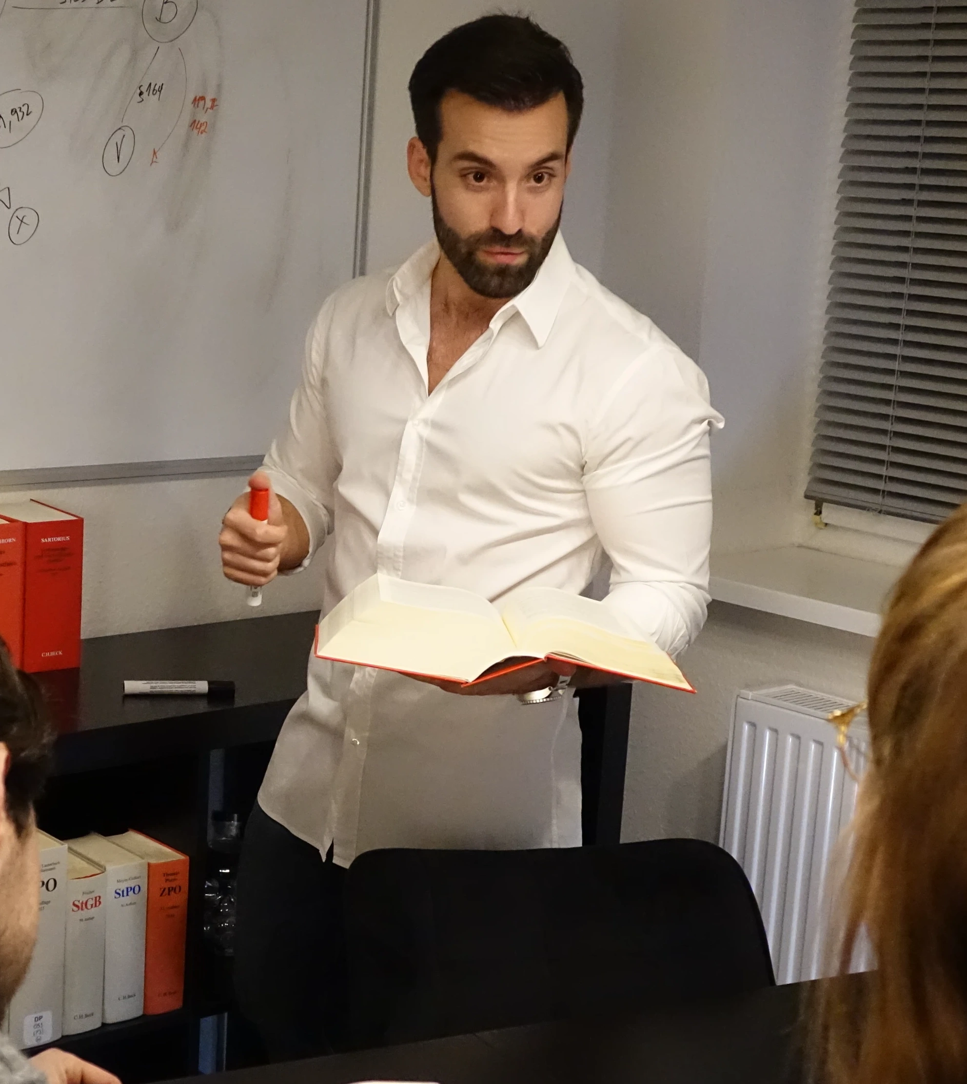Jason Vassiliou erklärt Jura am Whiteboard